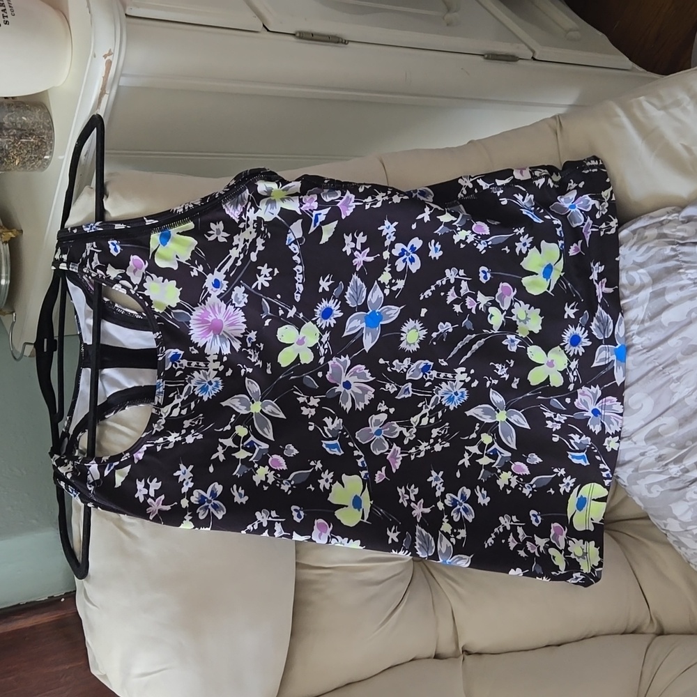 Gently used sz M Gapfit workout top in a pretty floral pattern.
